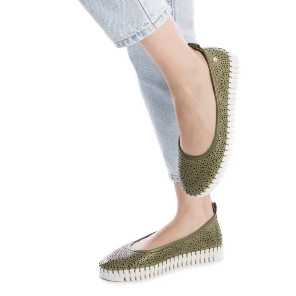 NWT Carmela Sabrina Olive Laser Cut Out Slip On Shoes Size 36